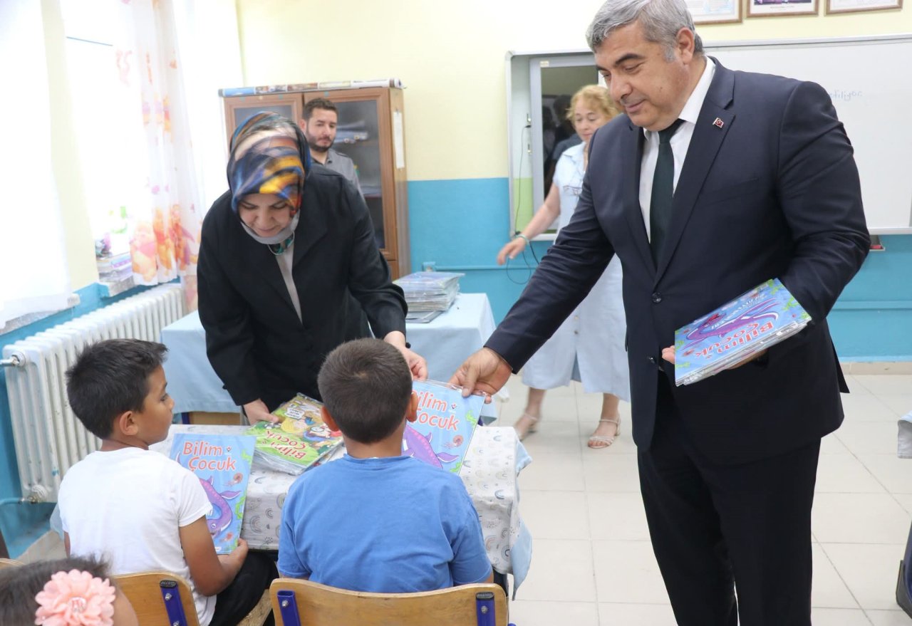 Afyonkarahisar’da Öğrencilere Karne Öncesi Anlamlı Hediyeler: Yaz Tatili İçin Eğitici Destek