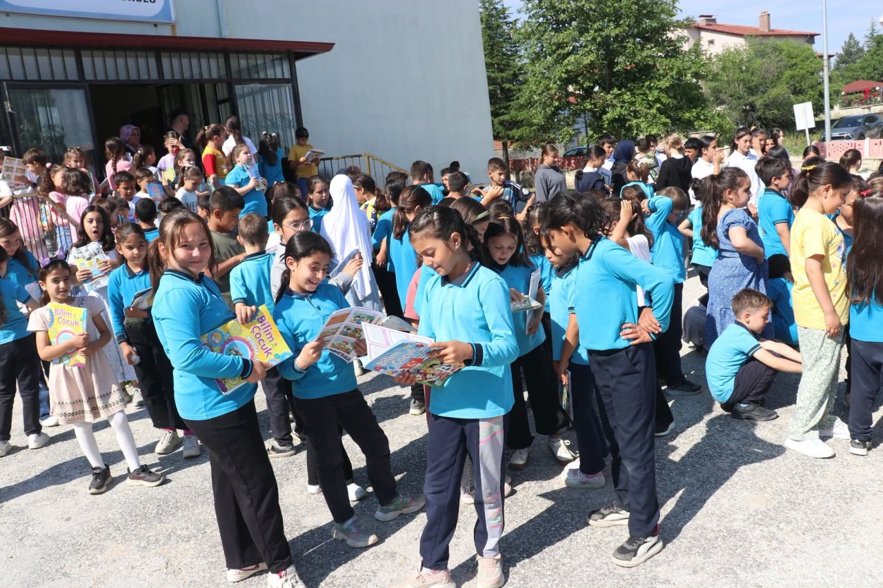 Afyonkarahisar’da Öğrencilere Karne Öncesi Anlamlı Hediyeler: Yaz Tatili İçin Eğitici Destek