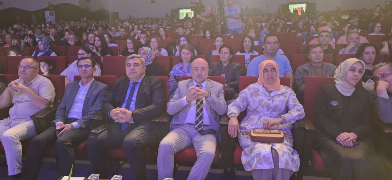 Afyonkarahisar’da Sanat Gecesi: Maarif Topluluğu Yıl Sonu Gösterisi Büyük Beğeni Topladı