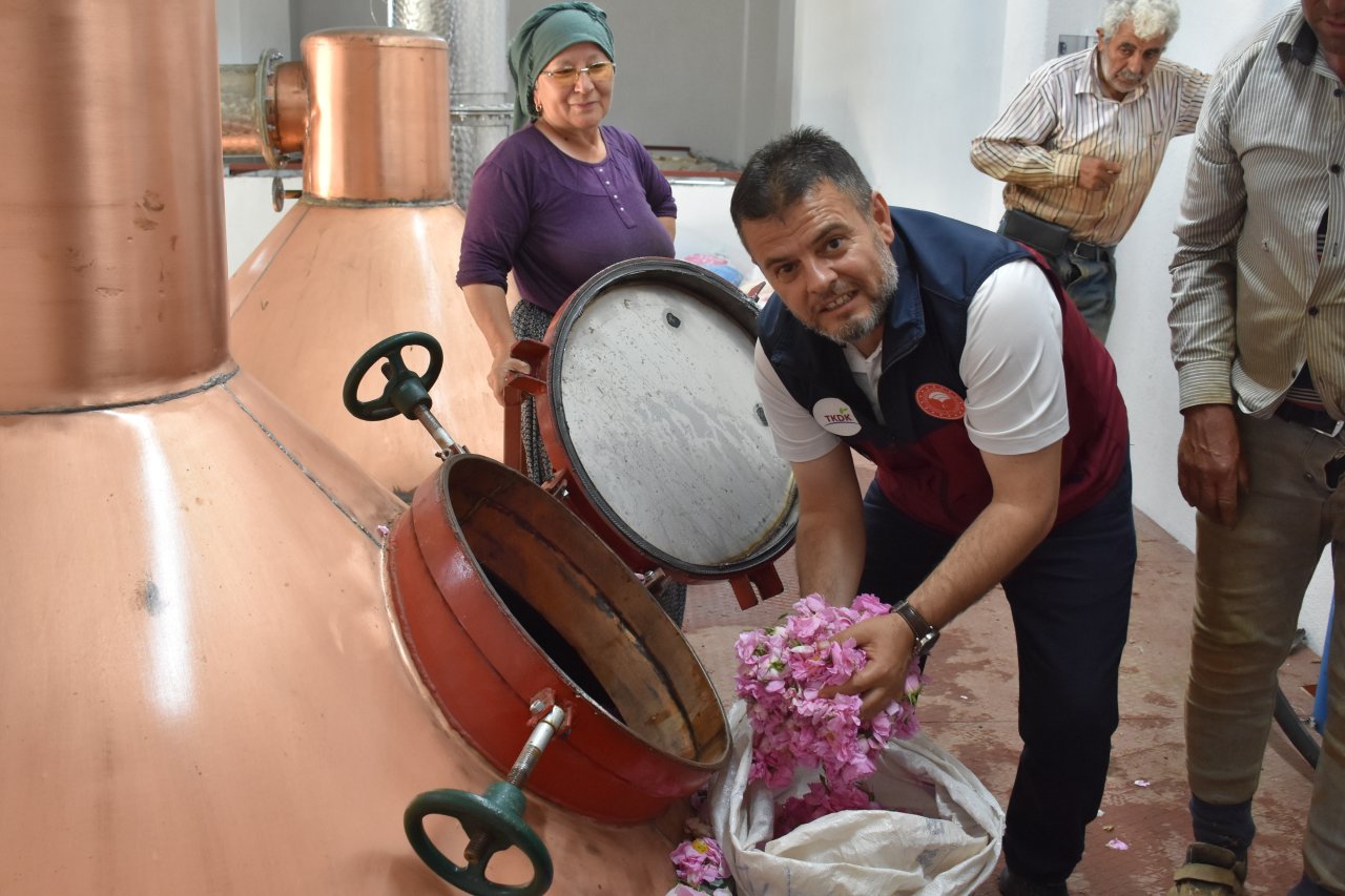 Afyonkarahisar’da Üretici Dev Destekle Gül Yağı Tesisi Kurdu: Köyde Üretim Yerinde Yapılacak