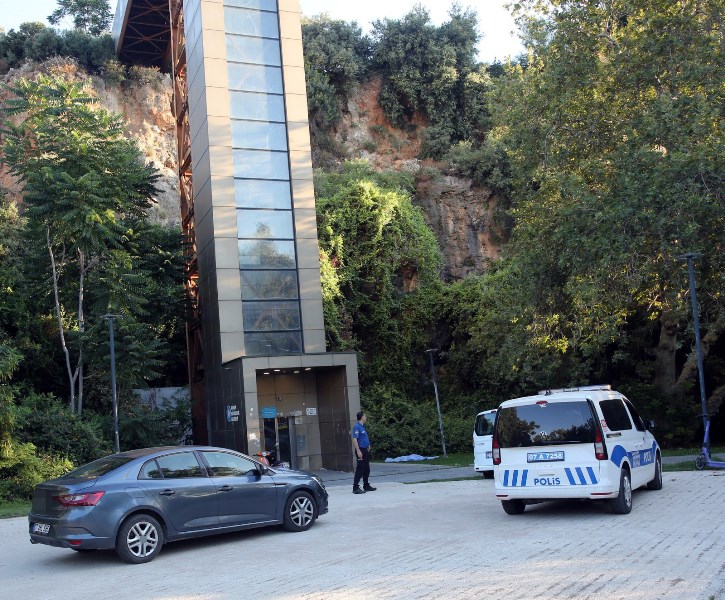Asansörde Manzara İzlerken Düşerek Hayatını Kaybetti