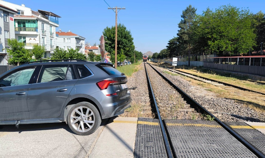 Afyonkarahisar’da Tren Otomobile Çarptı!