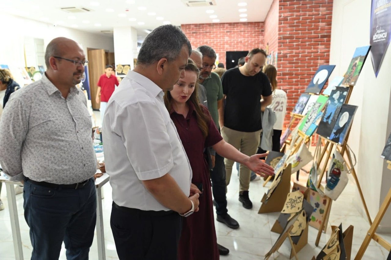 Emirdağ’da Yıl Sonu Coşkusu Yaşandı, Öğrenciler Tiyatro Gösterisi ve Sergiyle Göz Doldurdu
