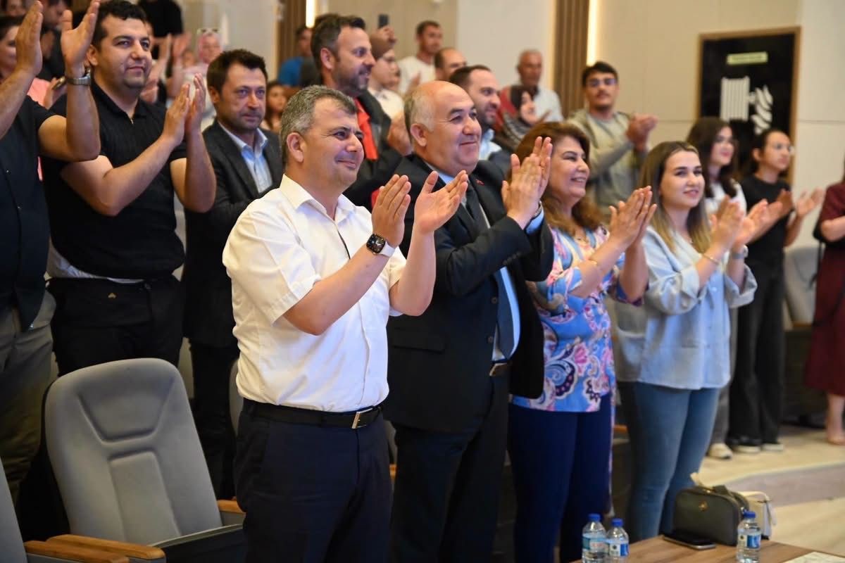 Emirdağ’da Yıl Sonu Coşkusu Yaşandı, Öğrenciler Tiyatro Gösterisi ve Sergiyle Göz Doldurdu