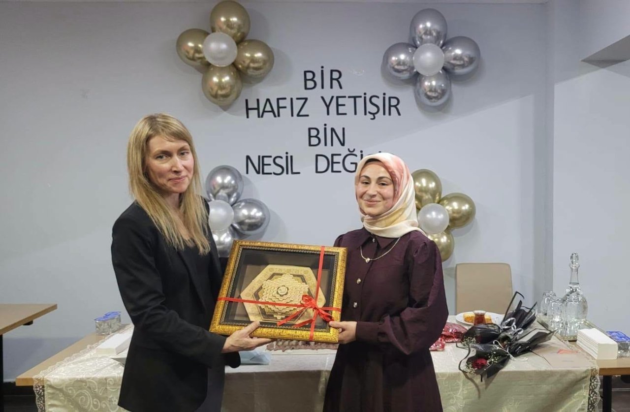 Bacım Sultan KYK Yurdu’nda Kur’an-ı Kerim ve Hafızlık Kursu Coşkuyla Tamamlandı