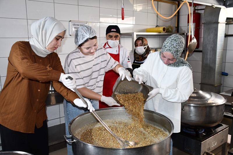Bacım Sultan Yurdu Öğrencileri Aşure Bereketini Paylaştı