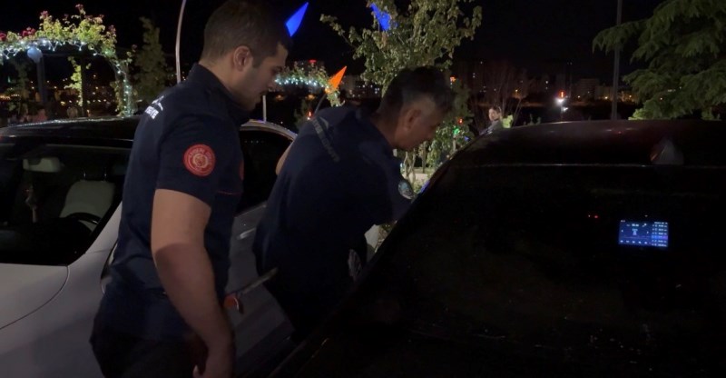 Bebeğini Arabada Unuttu, Sinirini Gazetecilerden Çıkardı