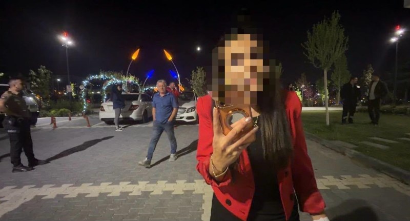 Bebeğini Arabada Unuttu, Sinirini Gazetecilerden Çıkardı