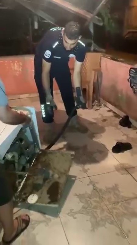 Bulaşık Makinesine 2 Metrelik Yılan Girdi!
