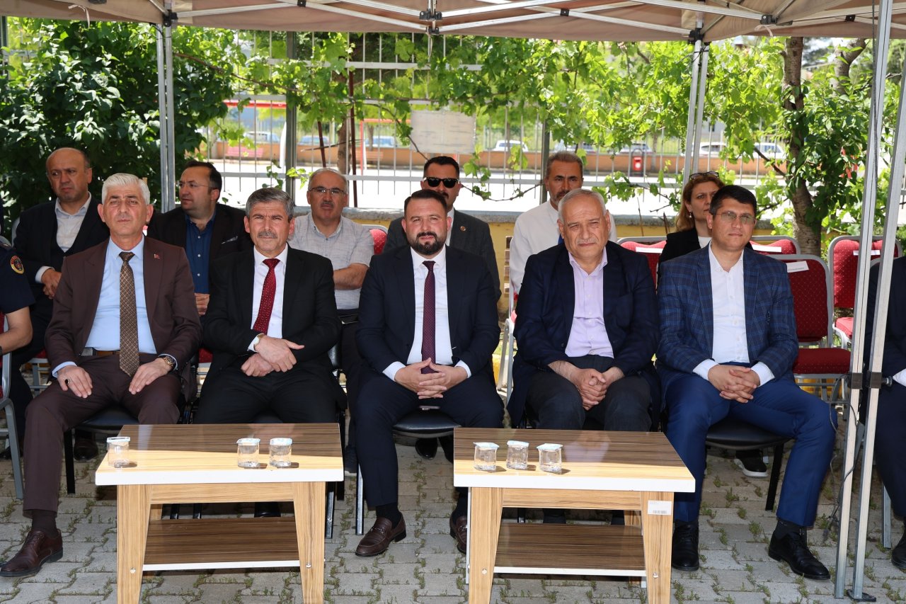 Dinar Halk Eğitimi Merkezi Yıl Sonu Sergisi Yoğun Katılımla Açıldı