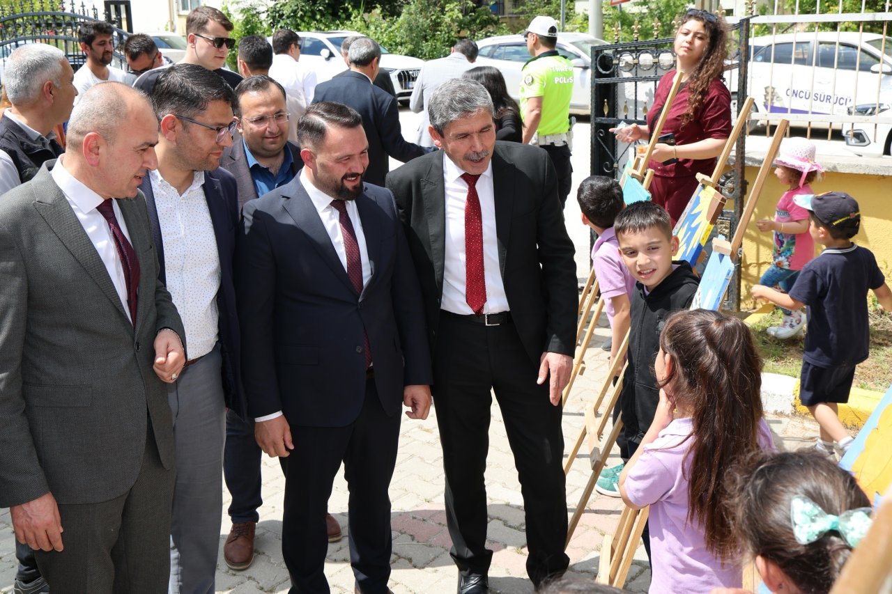 Dinar Halk Eğitimi Merkezi Yıl Sonu Sergisi Yoğun Katılımla Açıldı