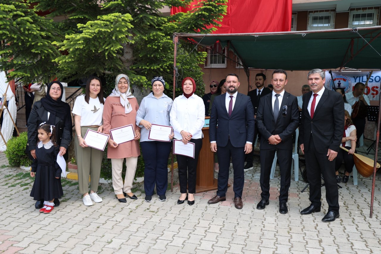 Dinar Halk Eğitimi Merkezi Yıl Sonu Sergisi Yoğun Katılımla Açıldı