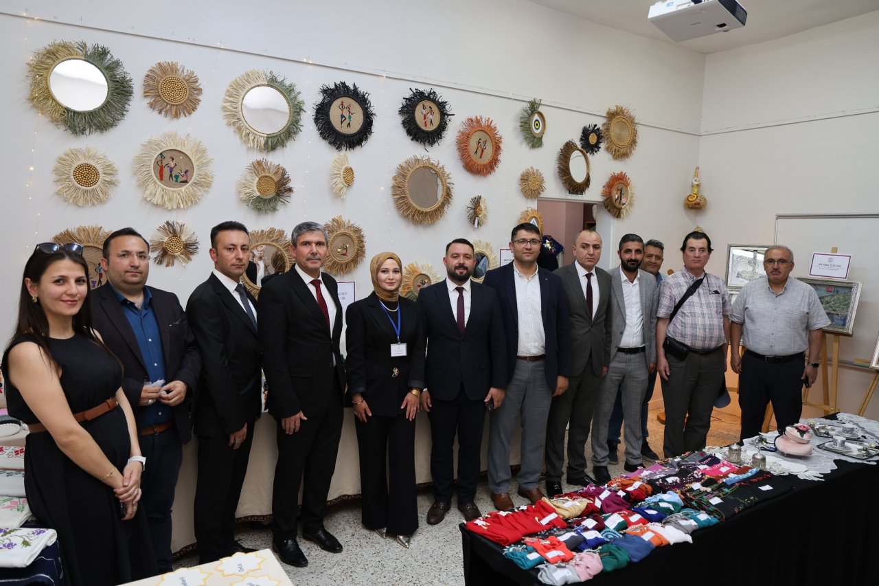 Dinar Halk Eğitimi Merkezi Yıl Sonu Sergisi Yoğun Katılımla Açıldı