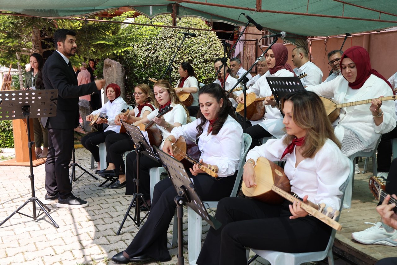 Dinar Halk Eğitimi Merkezi Yıl Sonu Sergisi Yoğun Katılımla Açıldı