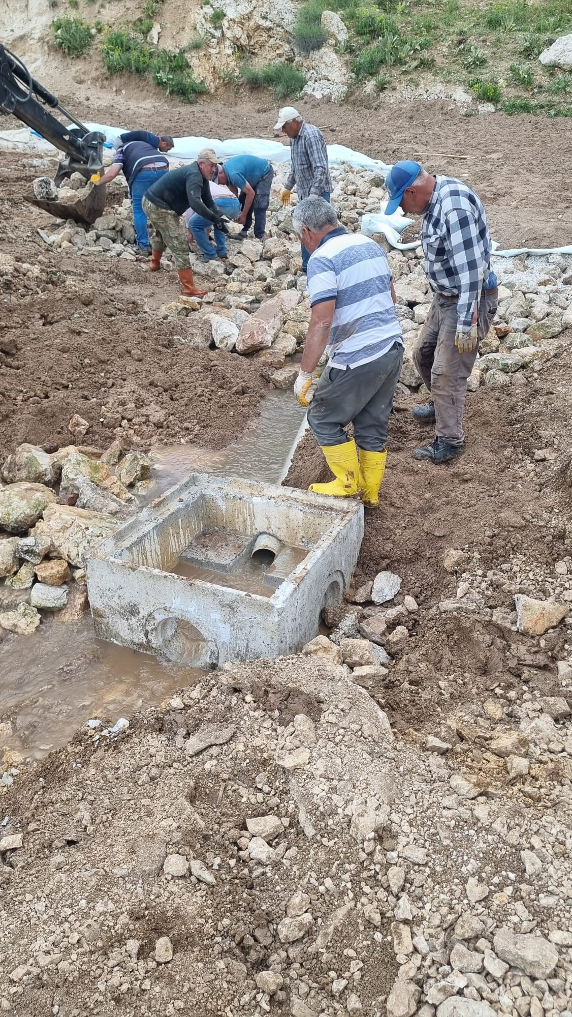 Dinar Kınık Köyü’nde Örnek Dayanışma: İçme Suyu Hattı İmece Usulüyle Yenilendi