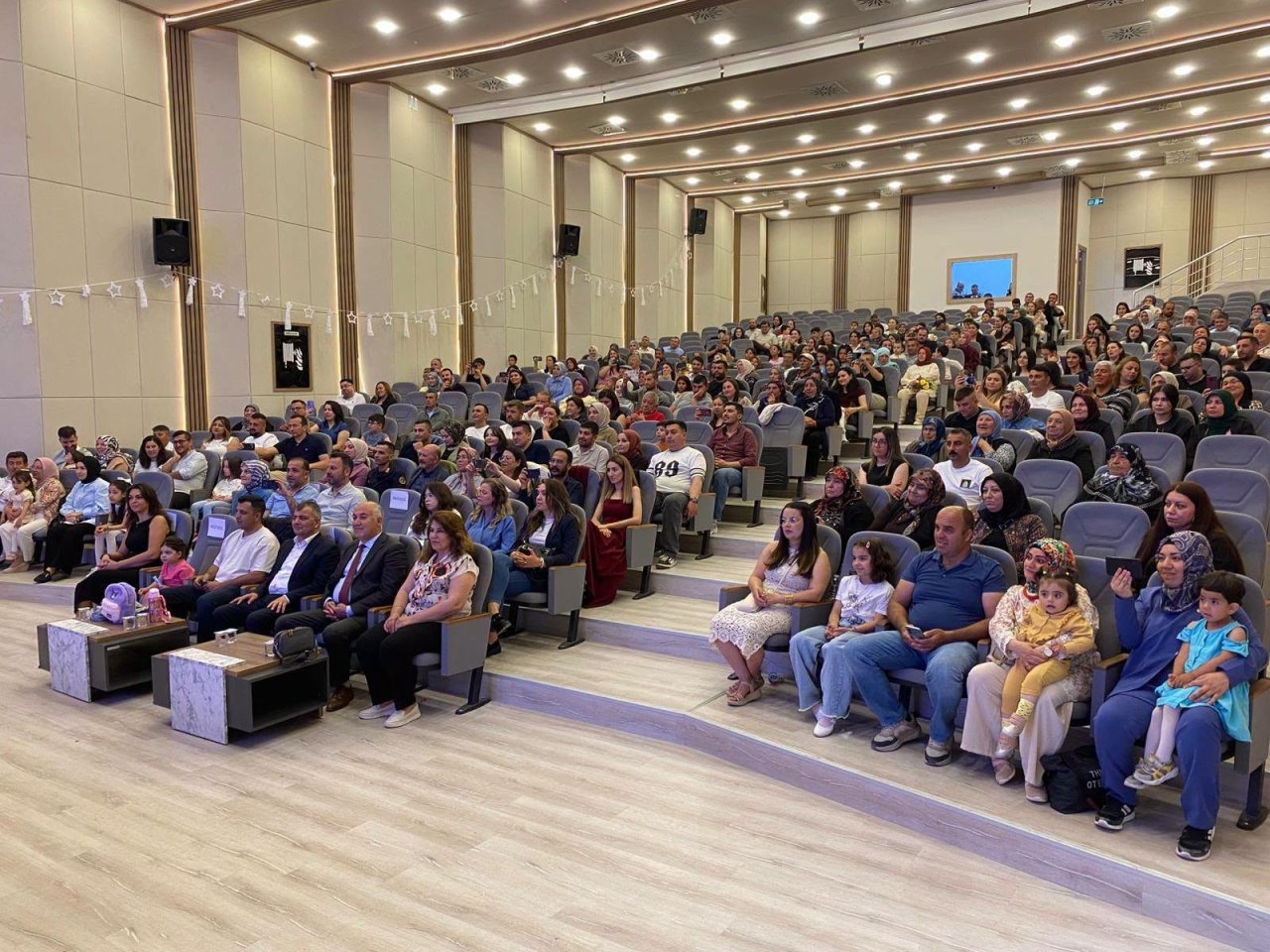 Emirdağ’da Anaokulu Mezuniyet Coşkusu: Minikler Belgelerini Serkan Koyuncu’nun Katılımıyla Aldı