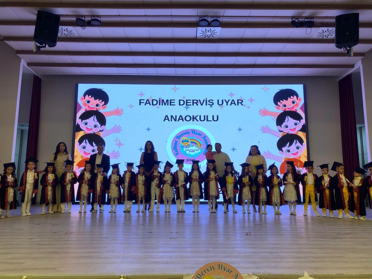 Emirdağ’da Anaokulu Mezuniyet Coşkusu: Minikler Belgelerini Serkan Koyuncu’nun Katılımıyla Aldı
