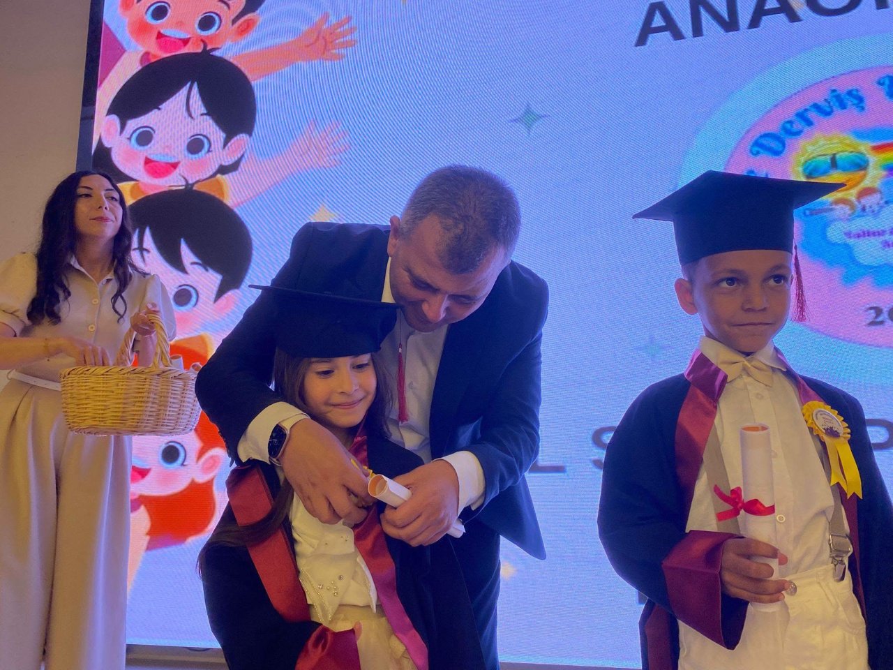 Emirdağ’da Anaokulu Mezuniyet Coşkusu: Minikler Belgelerini Serkan Koyuncu’nun Katılımıyla Aldı