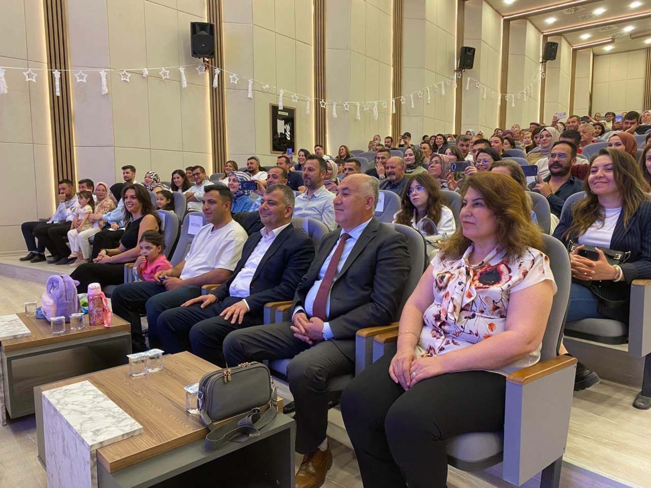 Emirdağ’da Anaokulu Mezuniyet Coşkusu: Minikler Belgelerini Serkan Koyuncu’nun Katılımıyla Aldı