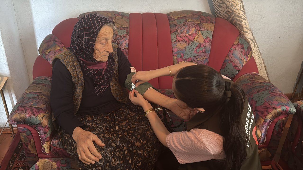 Emirdağ’da Örnek Proje: Yaşlıların İhtiyaçları Telsizle Belediye Ekiplerine Ulaşıyor