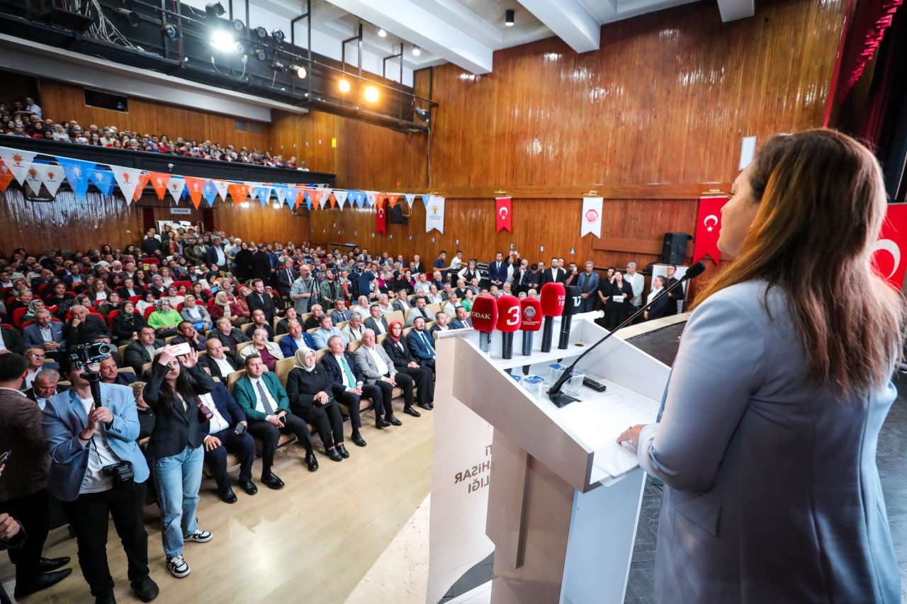 Burcu Köksal’a Büyük İlgi!