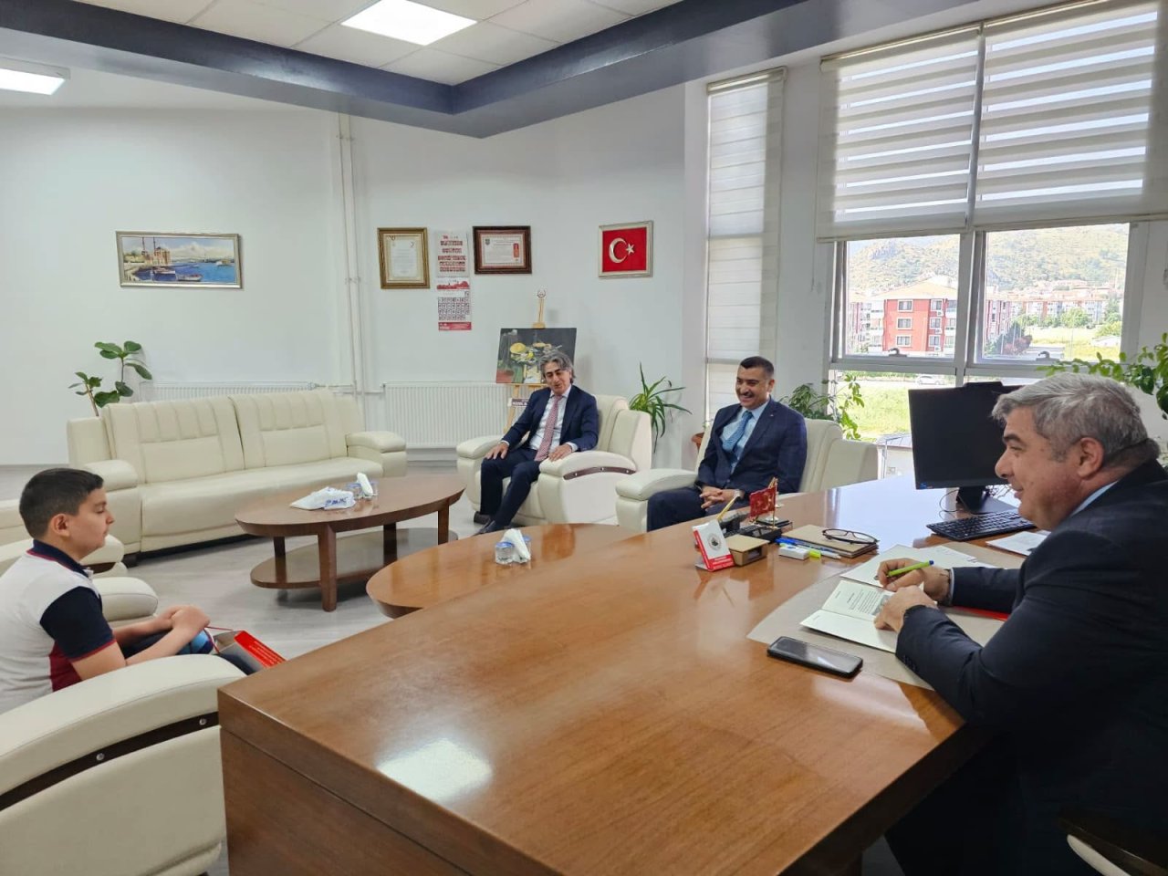 İlkokul Öğrencisi Yiğit Bulut’tan Büyük Başarı: Yazdığı Kitabı İl Müdürü Sünnetci’ye Takdim Etti