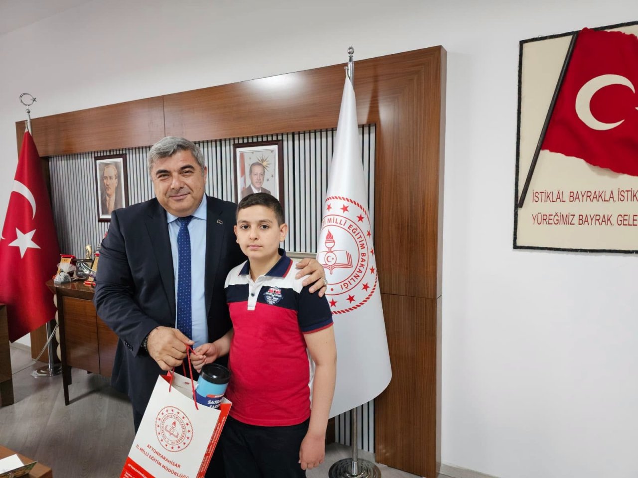 İlkokul Öğrencisi Yiğit Bulut’tan Büyük Başarı: Yazdığı Kitabı İl Müdürü Sünnetci’ye Takdim Etti