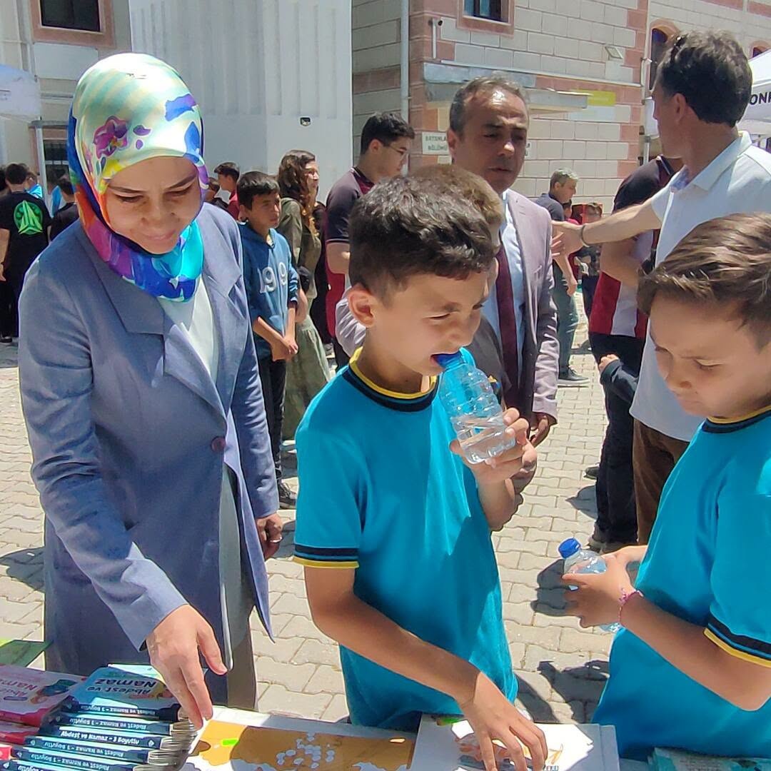İmaret Camii’nde Yıl Sonu Şenlikleri Coşkusu: Çocuklar Manevi Değerlerle Buluştu