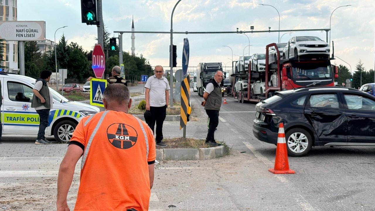 Kütahya-Afyonkarahisar Yolunda Kaza: İki Otomobil Çarpıştı, 5 Kişi Yaralandı