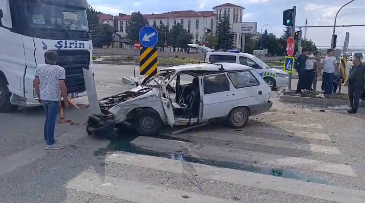 Kütahya-Afyonkarahisar Yolunda Kaza: İki Otomobil Çarpıştı, 5 Kişi Yaralandı