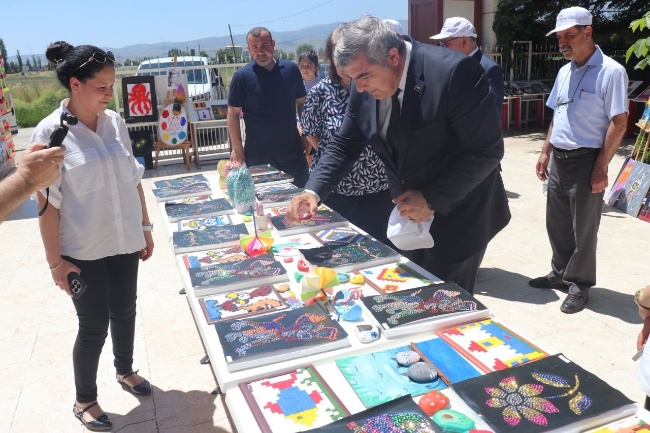 Müdür Sünnetci, Neziha Arslan Koleji Yıl Sonu Resim Sergisinin Açılışını Yaptı