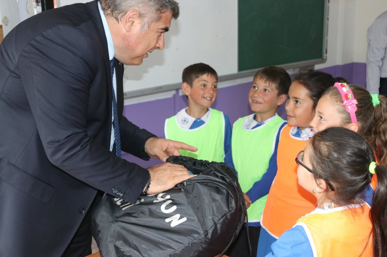Müdür Sünnetci Öğrencilerle Buluştu: Geleneksel Oyunlar Hediyelerle Canlandı
