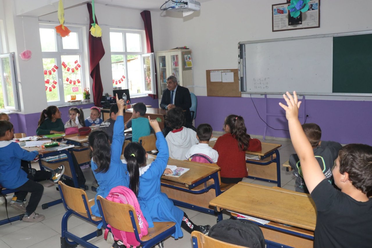 Müdür Sünnetci Öğrencilerle Buluştu: Geleneksel Oyunlar Hediyelerle Canlandı