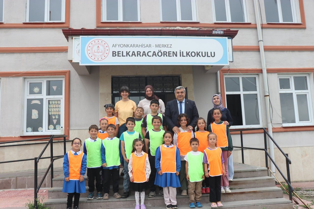 Müdür Sünnetci Öğrencilerle Buluştu: Geleneksel Oyunlar Hediyelerle Canlandı