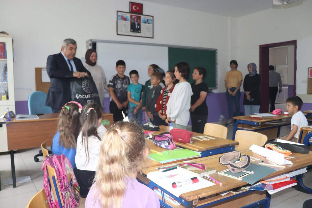 Müdür Sünnetci Öğrencilerle Buluştu: Geleneksel Oyunlar Hediyelerle Canlandı