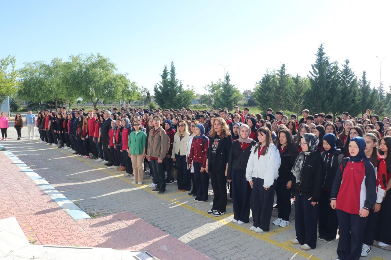 Okullarda İlk Gün: Müdür Sünnetci Öğrencilerle Bayrak Töreninde Buluştu