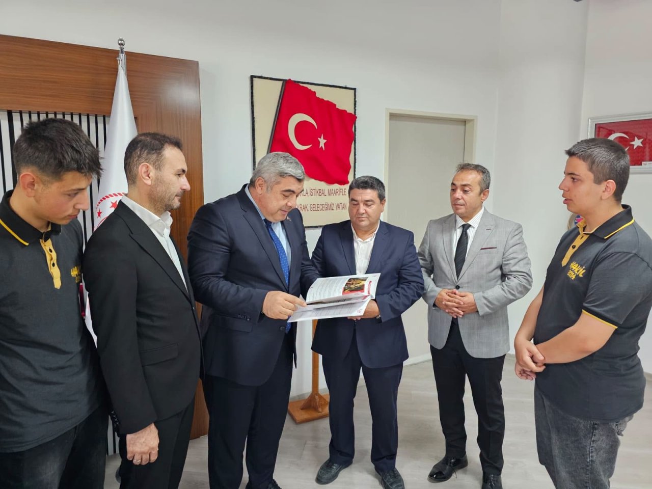 “Önce Selam Sonra Kelam” Dergisi İl Milli Eğitim Müdürü Sünnetci’ye Takdim Edildi