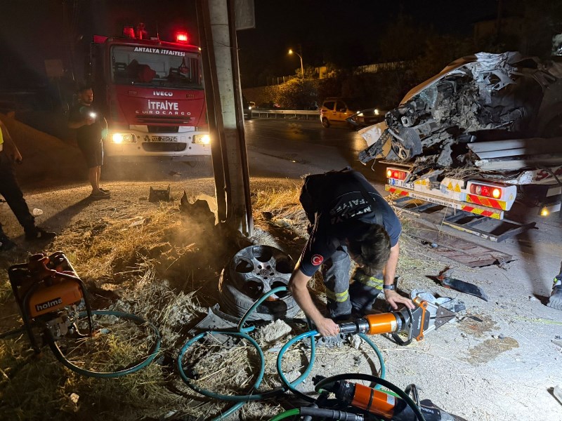 Otomobilin Motoru Fırlayıp Barakaya Uçtu, 1 Ağır Yaralı Var!