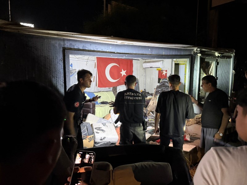 Otomobilin Motoru Fırlayıp Barakaya Uçtu, 1 Ağır Yaralı Var!