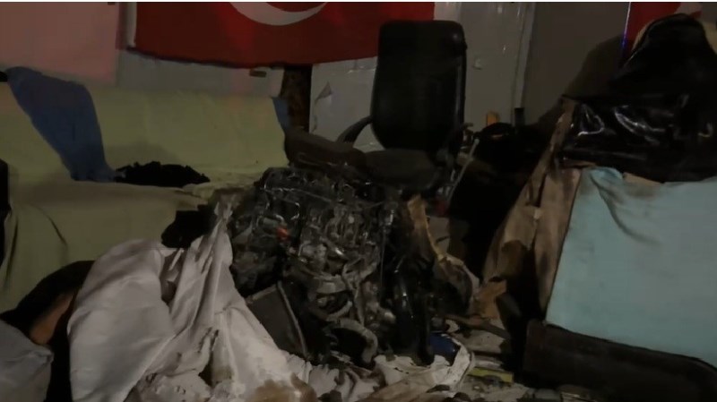 Otomobilin Motoru Fırlayıp Barakaya Uçtu, 1 Ağır Yaralı Var!