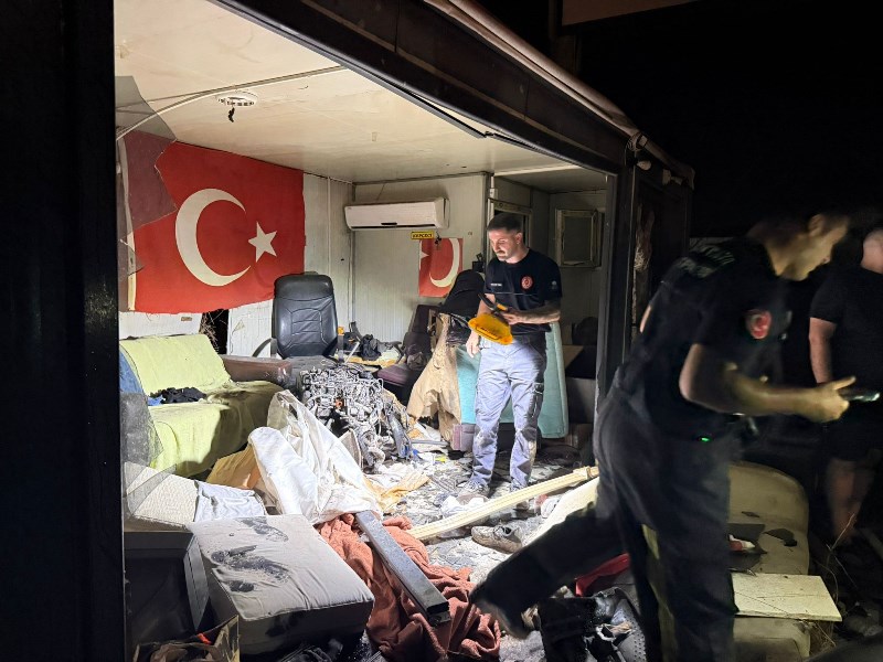 Otomobilin Motoru Fırlayıp Barakaya Uçtu, 1 Ağır Yaralı Var!