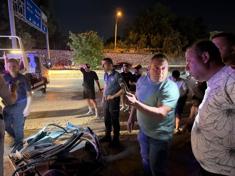 Otomobilin Motoru Fırlayıp Barakaya Uçtu, 1 Ağır Yaralı Var!