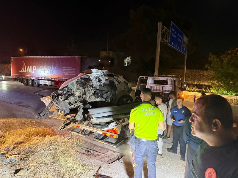 Otomobilin Motoru Fırlayıp Barakaya Uçtu, 1 Ağır Yaralı Var!