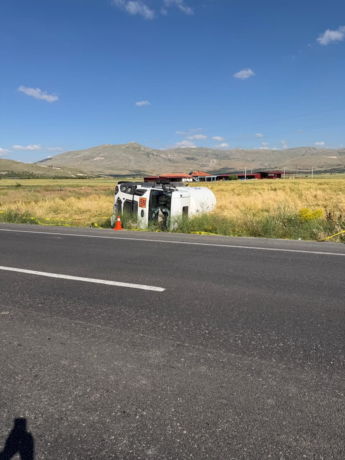 Şuhut'ta Yol Kenarına Devrilen Tanker Kazasında Sürücü Yaralandı