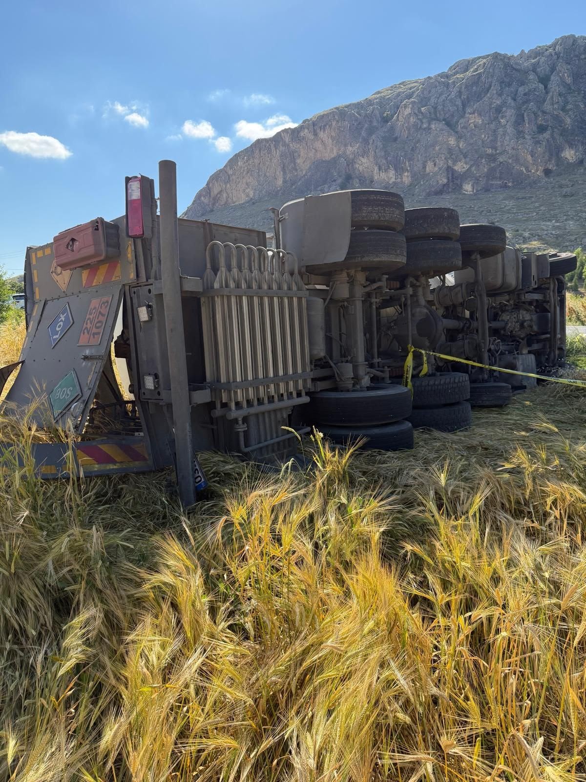 Şuhut'ta Yol Kenarına Devrilen Tanker Kazasında Sürücü Yaralandı
