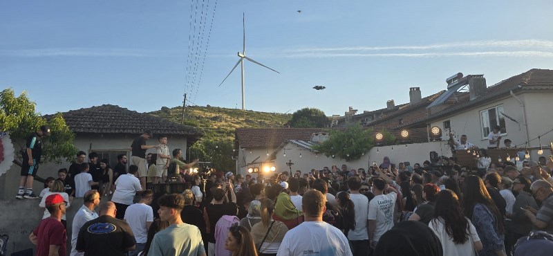Ünlü DJ Köyünde Sahne Kurdu, Konser Verdi