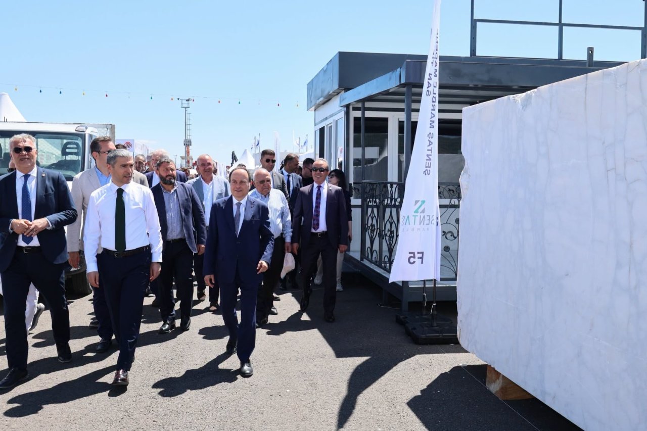 Vali Dr. Naci Aktaş, 2. Uluslararası Blok Mermer Fuarı Alanında İncelemelerde Bulundu