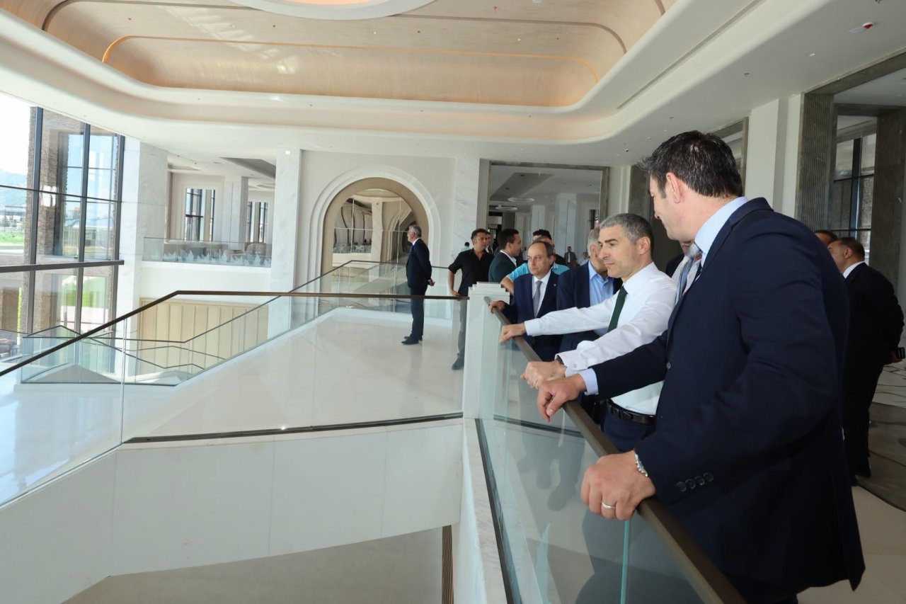 Vali Dr. Naci Aktaş, 2. Uluslararası Blok Mermer Fuarı Alanında İncelemelerde Bulundu