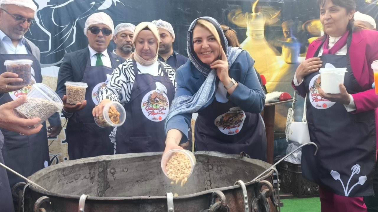 40 Hatimli Şifalı Aşure İçin  Mevlevi Camii'nde Dualar Edildi