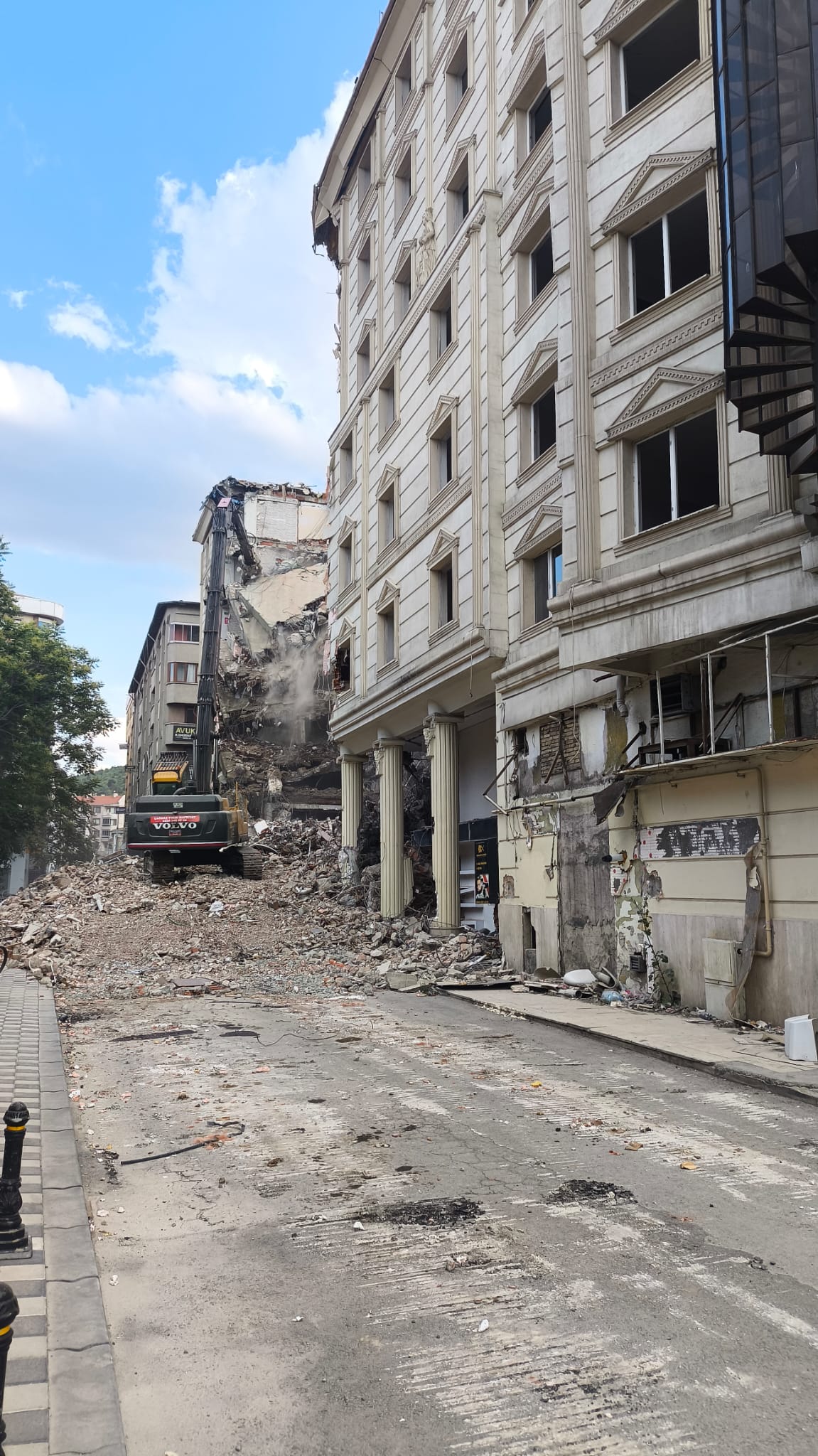 Afyon'un Bir Dönemine Veda! Hülya Sineması'nın İzlerini Taşıyan Efsane Bina Tarihe Karışıyor